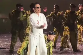62岁的刘德华上海演唱会，现场边唱边跳燃爆全场，魅力不减当年#刘德华 #我恨我痴心 #经典老歌 #刘德华上海演唱会视频封面