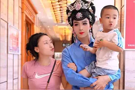 最美夫妻 我是个男人，做反串演员十几年了！今天又是出来演出的一天，带着我老婆还有五岁的儿子。在工作当中我负责台前表演，我媳妇负责幕后忙碌，她很累！回到家卸完妆老婆儿子想吃饺子，那就包。媳妇擀皮，我包！无论工作还是生活，都得合作好！#反串#家庭#大老婆小老公 #随拍#李大帅@李大帅夫妇（日常号）视频封面