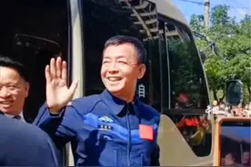 10月21日，江西宜黄。“英雄航天员”邓清明回到阔别5年的老家，向家乡父老挥手致意，家乡宜黄人民挥舞国旗夹道欢迎。视频封面