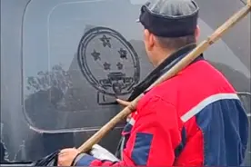 1月5日，四川成都。大爷在积灰的车窗上画国徽，刻在心中才能随时画出来，“身在国旗下，何其有幸！”视频封面