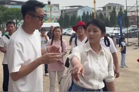 罗姣新歌《我把故乡比苏杭》MV花絮NO.2 #罗姣 #徐子崴 #我把故乡比苏杭 #新歌上线 #拍摄花絮 父老乡亲送行这场戏我特别感动和难忘！另外，请忽略我做导演时披头散发的样子！🥲@罗姣🌶️6.2新歌首唱会