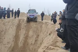吉姆尼不走寻常路挑战沙土坑，这表现怎么样？#吉姆尼视频封面