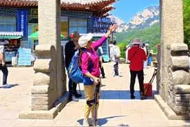 泰山旅游攻略：                                    1、泰山站出发，乘坐39路公交。徒步直接坐到红门站（红门游客中心）；在天外村站下车，可以坐大巴到中天门，中天门有索道到南天门。                                      2、看日出日落可在山上住一晚，天街附近有好多宾馆，奢简由人。天姐看日落，玉皇顶看日出。                                           3、年满60周岁免门票，索道、大巴半价。#泰山#打卡三山五岳#泰山文旅#山东文旅#南天门@抖音小助手 @泰山@泰山文旅@山东文旅