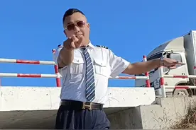 蹦迪！我只服刘皇叔😂#不同年代的蹦迪方式 #大叔也疯狂 #灵魂舞者视频封面
