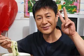 #张颂文回忆朋友抑郁症发病过程哽咽了 听哭了…希望每一个人都能遇到自己的“天使”！#娱乐评论大赏视频封面