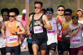 2025无锡马拉松 230全马征程，2小时30分的热血拼搏，记录下跑者们的坚毅与风采。无锡赛道如画，见证每一步的精彩。视频中有你认识的小伙伴吗？帮我@出来他。#2025无锡马拉松 #魔都跑者陈龙 #怡宝梦之队 #多威 #抖音送你去跑马视频封面
