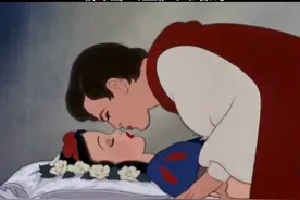 白雪公主吃下了毒苹果后导致昏迷，被她的白马王子深情一吻救醒视频封面