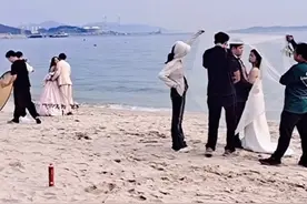大家去海边一定要记得穿鞋 #海边#安全#万万没想到#旅游#沙滩