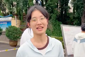 2025年高考首日，数学科目结束。考生：简单的比平时更简单，难的“依然难”。学到的知识都考到了。（拍摄/剪辑 青岛晚报记者 吴忠林 董真）#青岛#高考数学#2025高考