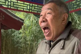 北京公园爱唱歌宋大爷精心准备演唱的《我爱五指山，我爱万千河》 有表情，有激情#公园爱唱歌的宋大爷 #百姓大舞台想唱你就来 #老有所乐开心就好😁😁😁 #经典红歌欣赏 #现场直击视频封面