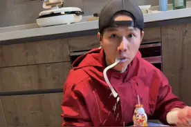 你们孩子的红包都是怎么处理的？怎么我像做贼似的😂😂 #宝爸带娃 #看一遍笑一遍 #人类幼崽 #露兮粑粑 #萌娃视频封面