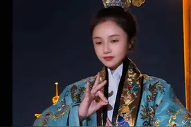 “众生皆苦，万相本无，唯有自渡。”  “万般皆苦,唯有自渡,活着就要遇山开山,见水架桥,其实一直陪着你的,永远都是那个了不起的自己”。 #古风 #汉服 #国风古韵 #东方美学 #万般皆苦唯有自渡视频封面