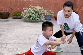 #弘扬中华武术 #南拳 武术讲究动作规格与精气神配合，眼不离手，手不离身，重复加强练习#言传身教#少年强则国强＃武术视频封面