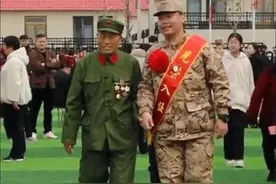 山东费县这一幕太动人！爷爷牵孙子奔赴军旅，爷爷的勋章见证过往，孙子的步伐迈向未来。大手牵小手，两代军人并肩，是血脉相连，更是家国情怀的接力，让人心中满是敬意与感动 。#沂蒙精神 #新兵入伍季 #新兵 #入伍参军视频封面