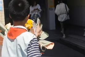 #六年级男孩毕业送老师五花肉 妈妈：以“束脩之礼”感谢老师辛苦视频封面