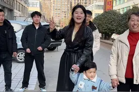 婆婆换上新买的高跟鞋，装一袋子灌的肉肠，跟着我去郑州走亲戚，龙哥还特地给他丈母娘准备东西，一行6个人真热闹，丽姐婆婆做一大桌菜招待我们，俩婆婆一见面切磋厨艺……#婆媳 #记录真实生活 #意想不到的结局视频封面