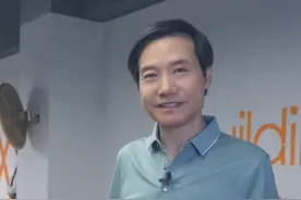 狭窄车位都能一把倒进，车技不错~#和雷军一起聊车视频封面