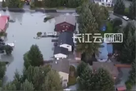 冰川融化引发洪水，美国朱诺市百余栋房屋受损视频封面