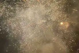 巡警一边拿着喇叭喊：禁止🚫燃放烟花爆竹，一边看烟花绽放视频封面