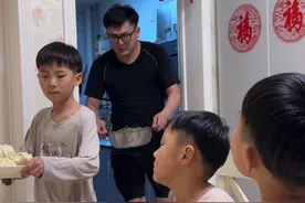 爸爸：但凡你们一人啃个馒头咱家这一颗白菜都能吃两顿#记录真实生活 #人类幼崽 #爸爸带娃 #三个儿子视频封面