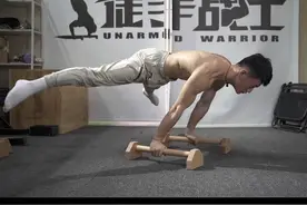 俄挺团身进阶出腿教学 俄挺低团达到15秒以上，可以慢慢尝试出腿增加难度，直到解锁俄挺分腿#俄挺练习 #街健 #街头健身视频封面