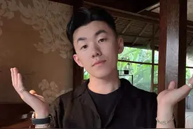 1%的人在看书，99% 的人在表演看书 大家好！今天我们来聊聊看书，以及为什么会出现有些人看了很多书，却依然没有什么长进。 #看书 #看书学习 #读书 #读书成长