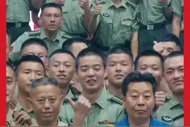 我羡慕了！我也想见班长们！来位战友讲讲，一级军士长是什么含金量！#热门 #兵王 #致敬视频封面