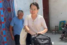 经过我妈这两天的劝说，我爸还是答应跟我一起回北京了，看到他坐上火车的那一刻，我的心里真是有种说不出来的感觉，他用尽全力培养的女儿，却没有早一点带着他，去感受这美好的事物，他总是怕给我带来麻烦，可他不知道我奋斗的动力，就是为了让父母和孩子过的好一些#生活碎片 #父女视频封面