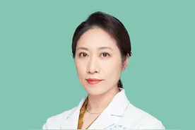 烂嘴角，别舔 有的人嘴角很容易干裂，尤其是哈哈大笑或者吃饭的时候，嘴角就更容易皲裂糜烂，极其影响生活，有的人好不容易接痂了，一张嘴一吃东西又裂开了，特别痛。这个就是口角炎，口角破溃糜烂，表面又不容易清洁，口水灰尘等一些脏东西引起细菌感染，就更难好了。怎么办呢？教大家一个小方法：可以直接涂抹氢化可的松或者糠酸莫米松乳膏，如有感染也可以将氢化可的松或糠酸莫米松乳膏与莫匹罗星软膏一比一混匀外涂，坚持一周。 #嘴角干裂 #健康咨询来小荷  #口角炎 #医学科普  #嘴角有点烂怎么办视频封面