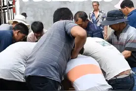 不要让他跑了，按住他。视频封面