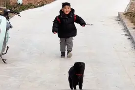 妈呀 放假了，他这不得天天抱狗子爬坡啊，我还得天天洗衣服，想想都后怕😬#萌娃 #农村生活 #人类幼崽 #不养狗不知道养狗的乐趣视频封面