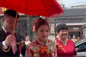 看着婚车刚到婆婆就一路小跑迎接儿媳妇 被婆婆喜欢的新娘以后一定很幸福#娶媳妇 #新娘子出嫁啦 #接新娘  #婆婆也是妈 #迎亲接新娘子了视频封面