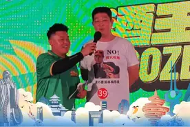 青岛啤酒节酒王争霸赛现场，任光超4.32秒炫完一瓶啤酒，霸气自我介绍：蝉联十三年冠军！#任光超#酒王#青岛国际啤酒节#好客山东美美与共#逛不完的宝藏山东