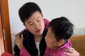 小的时候委屈了有奶奶哄，害怕了有奶奶护，奶奶小的时候也应该有自己的奶奶护，如今我已长大，奶奶却变老了，90岁的奶奶再也没自己的奶奶护，但她护的孙子已经长大，奶奶委屈了孙子哄，奶奶害怕时孙子护#记录真实生活 #农村生活 #隔辈亲视频封面