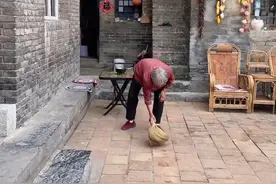 斯是陋室，惟吾德馨！爱干净的奶奶把家里打扫得一尘不染，你家有同款爱干净的老人吗？（来源：河南日报）视频封面