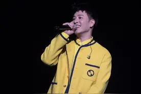 第一排视角，潘玮柏演唱会第一次和粉丝合唱，这个粉丝真的太牛了！！把老潘也惊到了，全程鸡皮疙瘩&感动落泪🥹#潘玮柏狂爱长沙演唱会 #潘玮柏 #我的追星日记 #潘玮柏长沙演唱会视频封面