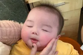 怀疑他在装睡，可是我没有证据🤔 #宝宝打疫苗又心疼又好笑 #人类幼崽迷惑行为大赏 #萌娃日常视频封面