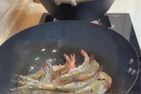 基围虾又便宜了，18一斤买了一斤1两，来做个蒜泥大虾舔手指的那种#蒜蓉 #蒜蓉大虾 #我的生活日记 #普通的饭菜都是家的味道视频封面