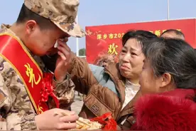 新兵欢送仪式 家人含泪送行，“纵有万般不舍 但更满心骄傲”#新兵入伍季 #江西视频封面