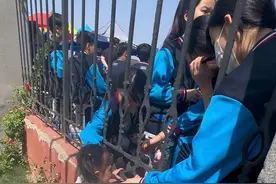 来学校看哥哥开运动会，没想到瞬间被哥哥同学围观完了，听妹妹这声音，撕心裂肺的呐喊哥哥加油，瞬间感动了所有人，这画面差点把妈妈感动哭，看这画面真的让妈妈感到无比的幸福#加油我的宝贝 #努力吧少年未来可期视频封面