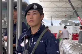 Madam 的笑容很美，执勤的时候很酷#香港警察 #又美又飒视频封面