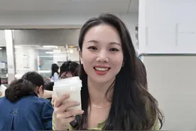 他们学校三步一美女五步一帅哥，听我的高考就选华师大，虽然饭“难吃”，但是真能找到爱情～#带你走进心仪的大学 #华东师范大学 #大学食堂 #主持人蓉蓉@主持人蓉蓉视频封面