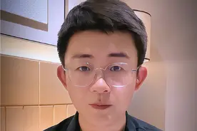 广州小伙街边唱求神，直接无差别硬控我一分钟！#小伙回应街头唱求神走红 #唐伯虎点秋香求神 #全网都在唱求神 #周星驰视频封面