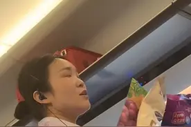 高铁小姐姐卖货真实在，每一句都出乎意料乘客直呼不敢接！“本来不想买的，果断下手两包”（编辑：陈凡林 责编：梁龙 审核：曾春满）视频封面