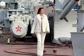 真实的航空母舰内部是什么样的？反舰导弹、深海鱼雷太帅了！ #航空母舰 #国之重器 #航母 #战斗机 #2025年视频封面