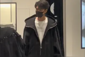 #秦霄贤 就这么水灵灵的在这换衣服了😋@秦霄贤 @QUARTER IN NIGHT视频封面