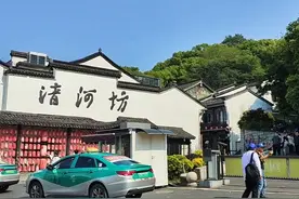 闲逛杭州虎跑公园，与众多游人感受清河坊的热闹，吃点特色小吃