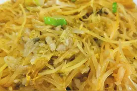 酸菜土豆丝俗称硬克硬，接地气的家常小炒，清脆爽口真开胃贼下饭视频封面