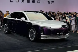 华为尊界S800实车体验！预售100-150万，你们觉得如何？#华为尊界 #尊界#尊界S800 #华为发布会 #鸿蒙智行视频封面