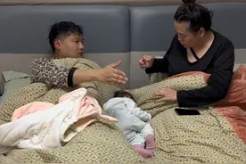 有网友说还想看老嫂子是怎么哄桃姐睡觉的，就这样哄的我也不知道到底是啥原理，反正她就那样睡了#生个孩子就是为了玩的 #人类幼崽 #骗你生女儿 #亲子互动 #亲子日常视频封面